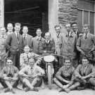 Das 1923 A.J.S. T.T. Team. Von links nach rechts hintere Reihe: Joe Stevens junior, Arthur Barnett, ?, ?, H. F. Harris, Bob Shakespeare,J. W. Hollowell, Arthur Curran, G. Kelly, George Rowley, und Charlie Hough.Mittlere Reihe: Hanford Stevens (knieend), Jimmy Simpson (auf dem Motorrad sitzend)Vordere Reihe: Frank Longman, Clarrie Wise, N. Black, L. R. Cohen, Arthur Cohen, und Ossie Wade. © Jim Boulton