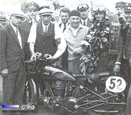 Jimmy Guthrie als Sieger des 350er Laufes 1930 auf dem Nürburgring