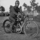 Pietro Ghersi auf seiner AJS Modell B4 mit der er die Italienische Straßenmeisterschaft in der 350er-Kategorie 1925 gewinnen konnte