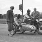 Leo Benesch , Hirsch und Koehler (27) auf AJS Modell MR8 500 cc mit Beiwagen Wien-Krieau 1933 © Artur Fenzlau/Technisches Museum Wien www.technischesmuseum.at