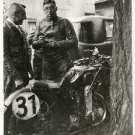 Herbert Ernst steht neben seiner AJS Modell K7 350cc OHC mit Langhubmotor und 4-Gang Getriebe © www.motorrennsportarchiv.de