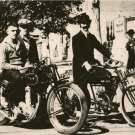 George Wade im Sattel der 35-er Cammy AJS und Arnold Hanson auf der 1910 AJS bei der Lenrocs Centenary Tour in 1936