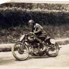 Guthrie Jimmy 250cc OHC Werksmaschine auf seiner Siegesfahrt zur Lightweight TT 1930 auf der Isle of Man