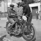 Rudi Hunger auf seiner AJS Modell S7 OHC 350 cc tankt beim Training Hinterbruehl 1935 © Artur Fenzlau/Technisches Museum Wien www.technischesmuseum.at