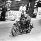 Wal Handley in voller Fahrt mit seiner 350er OHC bei der Junior TT IoM 1929