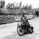 George Rowley mit seiner 500er Werksrennmaschine 1929 bei der TT IoM