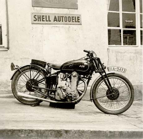 Fritz Jerger hatte in Stuttgart über 30 Jahre hinweg eine Motorrad Werkstatt, er fuhr Rennen auf A.J.S, DKW und Norton. Sein Sohn war so freundlich mir ein umfangreiches Fotoalbum seines Vaters zu überlassen.  Hier hat Fritz bereits Alu Kotflügel montiert
