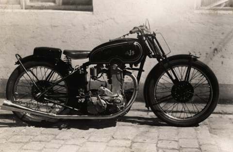 Die TT-Replica entspricht den Werks-bikes die 1934 von A.J.S bei der Isle of Man eingesetzt wurden
