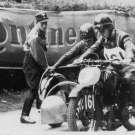 Fritz Jerger auf einer 500er OHC ex Werks-AJS mit seinem Beifahrer Otto Daiker kurz vor dem Start zu einem Bergrennen