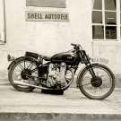 ex Werksrennmaschine von 1934 vor der Werkstatt von Fritz Jerger in Stuttgart