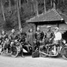 Norbert und Paul Krohmer bei einem Zwischenstop einer Ausfahrt einer Gesellschaft mit zwei OHC AJS Modellen, einem BMW Gespann sowie einem weiterem Motorrad