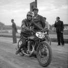 Andreas Leskov - Startnummer 20 - mit einer stark modifizierten AJS Modell K7 beim Start zum Speedway-Rennen in Wien-Krienau 1935