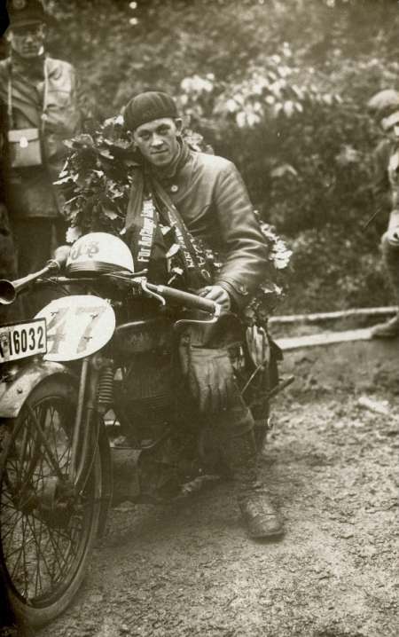 Strahlender Sieger des Solitude Rennens 1929 - Otto Leubecher