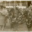 Otto Leubecher aus Stuttgart Feuerbach bei der Siegerehrung des Solitude-Rennes 1929, welches er auf seiner AJS KR8 OHV 500cc gewinnen konnte