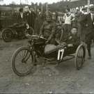 Frank Longman mit Passagier im Seitenwagen, mit einer frühen Big Port auf der Brooklands-Bahn/London © www.stilltimecollection.co.uk