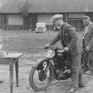 Werner Mazanek schiebt seine OHC AJS zur technischen Abnahme - Mazanek vertraute vor und nach dem II Weltkrieg den Motorrädern der Marke AJS