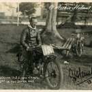 Jimmy Simpson nach seinem dritten Platz bei der Junir TT IoM 1925 auf einer 350er OHV AJS © Archiv Helmut Ohner