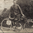 Eric Williams nach seinem Sieg auf der Big Port AJS bei der 1921 Junior TT IoM