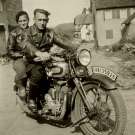 Arthur Volz mit seiner Frau auf einer AJS Modell T8 - 500cc - OHV in Pforzheim-Huchenfeld mit Zulassung des Freistaats Baden