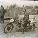 Jimmy Guthrie nach seinem Sieg auf seiner Lightweight TT Werks-Rennmaschine 1930 © www.stilltimecollection.co.uk