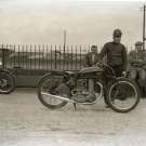 George Rowley auf der Brooklands-Bahn mit einem Modell 37-10 © www.stilltimecollection.co.uk