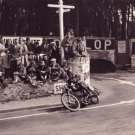 Wal Handley auf seiner senior Werksrennmaschine, mit der leider ausfiel. Mit seiner Junior Maschine konnte er sich die silbernen Trophy der TT IoM 1929 sichern - er fuhr den OHC Langhubmotor im 28er TT Fahrgestell